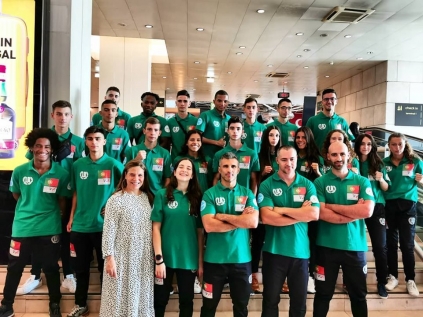 ✈️ Prontos para o embarque! A Selecção Nacional de Kickboxing parte hoje rumo a Gyor, Hungria, para o Campeonato Europeu de Kickboxing de Cadetes e Juniores da WAKO. A Comitiva Nacional é composta pelos atletas Alexandre Cunha, Ana Rita Silva, Artur Karlov, Cláudia Jardim, Daniel Andrade, Edmundo Melo, Eduardo Pereira, Gonçalo Noites, Guilherme Coutinho, João Curva, Joel Colaço, Leandro Gomes, Leonor Costa, Matilde Rodrigues, Miguel Temporário, Rodrigo Marques, Rute Afonso, Sara Rodrigues e Tiago Guimarães, que estarão sob a orientação técnica do treinador responsável Miguel Marques e treinadores-adjuntos José Abreu e Pedro Alves. Fiquem atentos às nossas redes sociais para acompanharem e torcerem por Portugal! ??  #wakogyor2019 #fpkmt #portugal #kickboxing #kickboxingportugal #desportosdecombate #combatsports #k1 #wako #wakokickboxing #fullcontact #lowkick #teamportugal